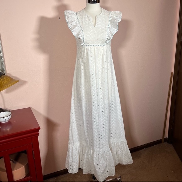 Vintage 1960 70 Cottagecore White Eyelet Lace Ruffle Sleeve Praire Maxi Dress